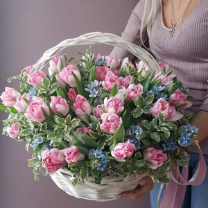 Розовые тюльпаны в корзине