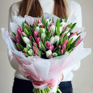 Букет белых и розовых тюльпанов в упаковке